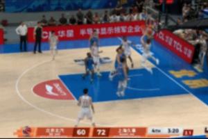 过于离谱了！王哲林一个完全没人管的简单空接 竟然被篮筐帽了...配图
