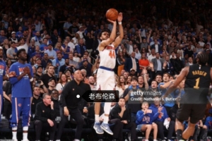 被点麻了!纽约记者晒图:布伦森他爸的防守姿态都比哈登整场要好配图