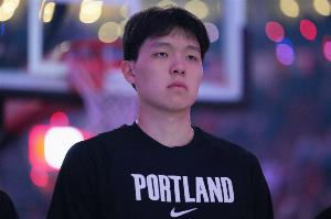 训练师:杨瀚森很愿意进行身体对抗 冲击内线的能力提升了不少配图