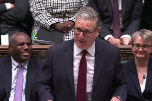 枪迷!英国首相斯塔默:祝贺瓜帅在曼城的成就,也祝贺阿森纳夺冠配图