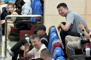 谁会入选短训营?中国男篮教练组观战京沪G3 赵继伟王治郅现身配图