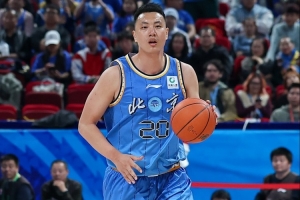 媒体人:赵睿和麦基应该好好学学翟晓川和丘天的求胜欲望配图