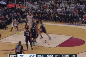 一马平川！阿努诺比中路突击无人盯防 起飞滑翔轻松扣篮配图